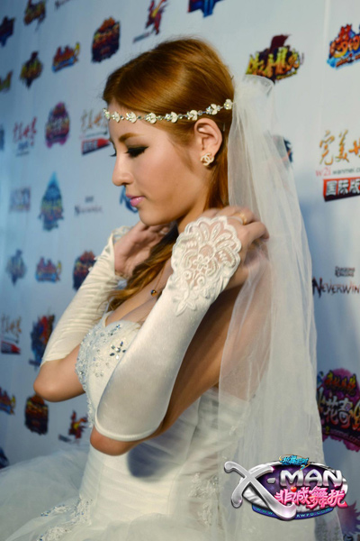 图片: 图08：《非诚舞扰》婚纱女撩人身姿.jpg
