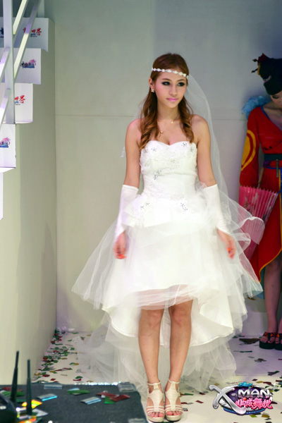 图片: 图06：婚纱女CJ展台靓丽登场.jpg